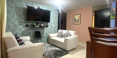 Cod 9401FR478 Vendo amplio y acogedor apartamento en Santa Rosita Bogotá, en Edificio Multifamiliar, excelente ubicación, muy buenas vías de acceso, Av. Calle 72, Av. Ciudad de Cali, Av. Calle 80, afluencia de transporte público, zona residencial, cerca al CC Nuestro y Diverplaza, el apartamento esta ubicado en primer piso, por su ubicación cuenta con amplio patio de ropas con muy buena ventilación, sala comedor, cocina integral, un baño social completo, tres habitaciones con closet y la principal con baño privado, esta en excelente estado y cuenta con bonitos acabados. Gran oportunidad¡
