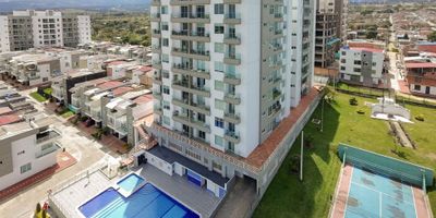 Codigo: 940FR8197

Espectacular Penthouse con Vista Panorámica en La Pampa

Este lujoso penthouse, ubicado en el décimo piso con ascensor, ofrece una experiencia de vida inigualable en el mejor clima de Fusagasugá. Sus amplios espacios incluyen una luminosa sala y comedor, ideales para disfrutar de momentos especiales. La terraza privada, con zona de BBQ, es perfecta para relajarse y contemplar la impresionante vista panorámica de la ciudad.

El inmueble cuenta con tres habitaciones, todas con baño privado, y dos baños sociales. La habitación principal es un oasis de tranquilidad, equipada con sauna y jacuzzi. La vista espectacular desde cada rincón del penthouse es una de sus mayores ventajas.

Además, el apartamento dispone de un parqueadero cubierto. El conjunto cerrado ofrece seguridad 24 horas y múltiples comodidades como piscina, cancha múltiple, salón social, zona de oración y gimnasio semidotado. La exclusividad y el lujo se unen en este hogar para brindarle el confort que se merece.
