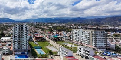 Codigo: 9408FR323

Espectacular Penthouse con Vista Panorámica en La Pampa

Este lujoso penthouse, ubicado en el décimo piso con ascensor, ofrece una experiencia de vida inigualable en el mejor clima de Fusagasugá. Sus amplios espacios incluyen una luminosa sala y comedor, ideales para disfrutar de momentos especiales. La terraza privada, con zona de BBQ, es perfecta para relajarse y contemplar la impresionante vista panorámica de la ciudad.

El inmueble cuenta con tres habitaciones, todas con baño privado, y dos baños sociales. La habitación principal es un oasis de tranquilidad, equipada con sauna y jacuzzi. La vista espectacular desde cada rincón del penthouse es una de sus mayores ventajas.

Además, el apartamento dispone de un parqueadero cubierto. El conjunto cerrado ofrece seguridad 24 horas y múltiples comodidades como piscina, cancha múltiple, salón social, zona de oración y gimnasio semidotado. La exclusividad y el lujo se unen en este hogar para brindarle el confort que se merece.
