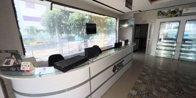 Dos Locales comerciales de esquina con entradas independiente, con un area 124 mts, consta de recepción, sala de espera, Cubículos de atención, vigilancia 24 horas, Ideal para IPS- Consultorio médico, cumple con los requisitos del sector salud, zona de parqueo;  excelente ubicacion al norte, barrio San Vicente.