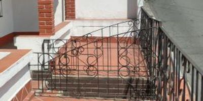 Cómoda casa lote ubicada en la estrella para la venta. cuenta con un área de 254mts, 6 habitaciones, 2 closet,  2 baños, sala comedor, cocina sencilla, patio. Ideal para  construcción de edificio. 
Cerca de: rutas de trasporte, supermercados.