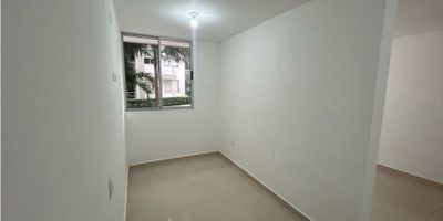 Este apartamento en Miramar Barranquilla en primer piso es lo que buscas.En un conjunto rodeado de naturaleza y un parque grande en el frente. Cuenta con amenidades para disfrutar, gimnasio totalmente equipado, piscinas, salón de juegos para niños y jóvenes, lobby , vigilancia privada y más amenidades para el disfrute.El apartamento en primer piso es ideal para ti que no quieres estar subiendo ascensor o escaleras, en un excelente estado como nuevo, cuenta con dos alcobas y otro espacio que puedes adecuar de tercera alcoba o estudio. Para más detalles y cita  contáctanos. Y si buscas comprar con crédito contamos con alianzas con bancos nacionales. 