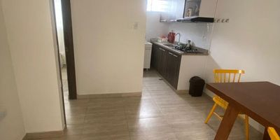 Apartaestudio ubicado en el segundo piso de casa residencial, con un area de 30 metros, consta de sala, comedor, cocina integral, zona de labores, una habitación, un baño, pisos en porcelanato, se encuentra en excelente ubicación, en una zona residencial tranquila del barrio El Recreo. Ideal para quienes buscan comodidad y fácil acceso a servicios.