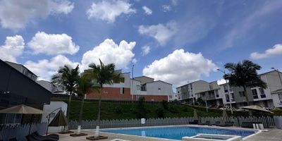 Se vende hermoso apartamento ubicado en el sector de La Pradera en Dosquebradas, una zona tranquila, segura y de alta valorización. La propiedad se encuentra en el piso 3 y cuenta con un área construida de 58 metros cuadrados, distribuidos de manera funcional para ofrecer comodidad y confort.

El apartamento dispone de tres habitaciones con excelente iluminación natural, dos baños completos, sala comedor acogedora, cocina integral en perfecto estado y parqueadero privado incluido en la escritura.

Gracias a su ubicación estratégica en La Pradera, el inmueble cuenta con fácil acceso a transporte público, colegios, supermercados y demás servicios que facilitan la vida diaria. Además, el sector es conocido por su tranquilidad, seguridad y proyección de valorización en el corto y mediano plazo.