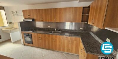 Cómodo inmueble ubicado en el poblado, cuenta con un área de 113.5mts, 3 habitaciones, 3 baños, 3 closet, sala comedor, cocina integral con red de gas, balcón, zona de ropas, garaje, calentador, balcón. 
Unidad con: portería 24 horas, gym, piscina, parqueadero doble lineal,cuarto útil,  club house, canchas de futbol, zonas verdes.