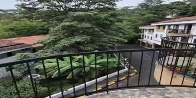 Hermoso apartamento en Bella Suiza, rodeado de naturaleza al Oeste de Cali, de 92 m2 con doble parqueadero lineal cubiertos, estrato 4,  piso 4 con escaleras muy descansadas,  amplia sala comedor con balcon y hermosa vista a la ciudad y zonas verdes, cocina integral con gas domiciliario, zona de oficios, 3 habitaciones con closets, 2 baños completos, unidad con muchas zonas verdes, parque, piscinas, juegos infantiles, porteria y vigilancia a 10 minutos de Cosmocentro, Mall Plaza, cll 5, disfruta de la frecura, tranquilidad y confort.