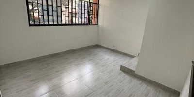 Apartamento en arriendo en Medellín, en el barrio LAS ACACIAS, Antioquia, ideal para quienes buscan comodidad. Ubicado en un primer piso, cuenta con 65 m², 3 habitaciones y 1 baño. Dispone de vigilancia y pertenece a estrato 5. El canon de arriendo es de $2.000.000. Para conocer más sobre este apartamento, contáctenos. Disponible vía WhatsApp, quiero que me contacten o ver teléfonos.