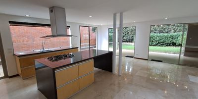 Casa Arriendo 200 mts Antioquia MEDELLÍN POBLADO Código Coninsa:93026