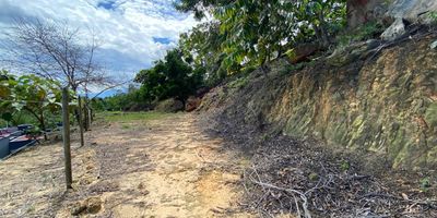 Código 859. LOTE EN VENTA, UBICADO EN CONJUNTO CERRADO CONDOMINIO VERDE MONTE RUITOQUE, CON URBANISMO 100 POR CIENTO TERMINADO, VÍAS PAVIMENTADAS, ALUMBRADO PÚBLICO, PUNTO DE LUZ, PUNTO DE GAS, PUNTO DE AGUA, LAGO Y FUENTE DE AGUA SUBTERRÁNEA, SE BOMBEA Y SE TRATA EN LA PLANTA DE TRATAMIENTO DE AGUA DEL CONJUNTO.