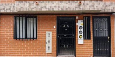 en alquiler apartamento de 60 mts2 en segundo piso, ubicado en Carmen de Viboral, cuenta con: sala, cocina integral, zona de ropas, 2 habitaciones, 1 baño, balcón. cerca a tiendas y supermercados. 