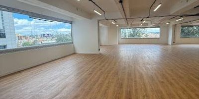 Espectacular oficina de 244m, amplia, moderna y lista para llevar su empresa al siguiente nivel, con una gran área abierta para puestos de trabajo, 3 baños y 6 parqueaderos privados, en una ubicación estratégica dentro de un entorno corporativo exclusivo y de alto nivel un espacio versátil, funcional y lleno de potencial para adaptar a las necesidades de su negocio, ideal para crecer con proyección, imagen y comodidad ¡contáctenos hoy mismo para más información o agendar su visita! CB