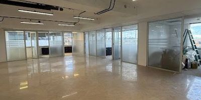 Impresionante oficina con divisiones, diseñada para ofrecer comodidad, privacidad y funcionalidad. Dispone de amplios espacios distribuidos de manera eficiente y un área de trabajo adaptable a diferentes dinámicas operativas, ideal para empresas que buscan optimizar sus procesos en un entorno corporativo. Cuenta con cocina, 2 baños y 6 parqueaderos privados. Ubicada en una zona estratégica con excelente accesibilidad y un entorno empresarial de alto nivel. Una oportunidad excepcional para impulsar su negocio. ¡Comuníquese con nosotros y programe su visita! CB