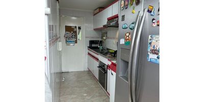 Apartamento en venta en Quirinal Conjunto Montana

Si estás buscando comodidad, ubicación estratégica y buen estado de conservación, este apartamento es para ti. El apartamento está libre de todo gravamen.

Este inmueble de 69 m² piso 5 acceso escaleras, cuenta con una distribución funcional y espacios muy bien aprovechados:  incluyen piso cerámica en habitaciones y zona social, Parqueadero cubierto.

El conjunto ofrece zonas verdes, parque infantil, salón comunal y vigilancia 24/7. Ideal para familias que buscan un entorno tranquilo, seguro y con fácil acceso a múltiples servicios.

Ubicación privilegiada:
Acceso a transporte público, cercanía a parques como el parque Simón Bolívar con vista a la biblioteca Virgilio Barco, cerca a la gobernación de Cundinamarca, centros comerciales como Galerias y Gran estación.

Tu nuevo hogar te está esperando en Barrios Unidos.

D
