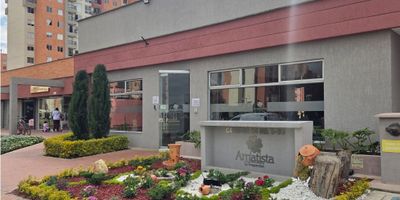 CODIGO 9379FR577 Ubicado en una zona residencial tranquila y de alta valorización, este acogedor inmueble combina comodidad, funcionalidad y una excelente ubicación. Cuenta con dos habitaciones amplias, un estudio ideal para teletrabajo que también ofrece la posibilidad de ser adaptado como una tercera habitación, brindando versatilidad según tus necesidades.

Disfruta de una excelente iluminación natural en todos sus espacios, lo que aporta calidez y confort durante el día. Además, se encuentra rodeado de un entorno tranquilo, perfecto para quienes buscan calidad de vida sin alejarse de los principales puntos de interés.

Con excelentes vías de acceso, estarás conectado fácilmente con Bogotá y zonas aledañas. Vive cerca de todo lo que necesitas: comercio, colegios, transporte y más.
