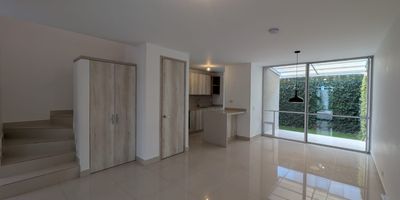 Hermosa casa en Venta, Ciudad Country, Jamundí, valle del Cauca.
Ubicada en el condominio Kinkina cuenta con mas de 100M2, distribuidos en primer piso, Sala Comedor, Cocina Integral, zona de oficios, baño social, estudio con biblioteca y terraza con pérgola, en el segundo piso hall de habitaciones, 2 habitaciones auxiliares, baño de habitaciones y la habitación ppal con closet, vestier y baño.
La casa cuenta con un parqueadero sencillo, anjeos en todos sus ventanas y aire acondicionado en la habitacion ppal.
La unidad tiene excelentes zonas sociales, amplia piscina para niños y adultos, cancha múltiple, turco, sauna, salón social, portería y rondero 24/7, circuito cerrado de TV.
Agenda tu cita ahora
La casa se encuentra rentada en $1.850.000, si desea invertir en el sur de cali,esta  oportunidad puede ser tuya.
Agenda tu cita ahora