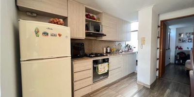 apartamento ubicado en piso 5 sin ascensor, dúplex, ubicación central, cerca al euro del Dorado.Alcobas muy ampliasBalcon terrazaBibliotecaParqueadero cubiertoEscalas descansadas