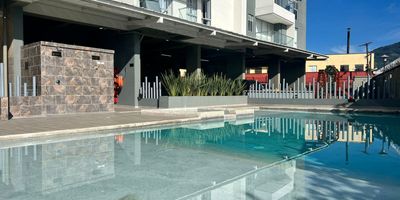 Apartamento ubicado en el barrio Valher, en Dosquebradas, Risaralda, con un área de 74 m, estrato 4, situado en el piso 11, ofreciendo una excelente vista y ventilación. Consta de 3 habitaciones con clóset, siendo la principal con baño privado y vestier, amplia sala comedor, cocina integral moderna, baño social con ducha, balcón, área de ropas independiente, parqueadero cubierto propio ubicado estratégicamente frente al ascensor y cuarto útil.

El conjunto residencial ofrece completas zonas comunes para el disfrute de toda la familia, incluyendo piscina para adultos y niños, juegos infantiles, cancha múltiple, sauna, turco, gimnasio, sala de cine y vigilancia privada las 24 horas, brindando comodidad, seguridad y entretenimiento en un mismo lugar