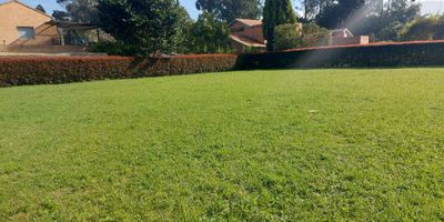 Venta de Lote de 1.406 metros cuadrados, cuenta con servicios públicos. Ubicado en un exclusivo conjunto cerrado en Guaymaral, una de las zonas campestres más privilegiadas de la ciudad. Este terreno es el lugar ideal para construir la casa de tus sueños, rodeado de naturaleza, tranquilidad, seguridad y alta valorización. Disfruta de un entorno elegante y natural, perfecto para quienes buscan calidad de vida y conexión con el entorno sin alejarse de la ciudad. Una oportunidad única para vivir como siempre lo has soñado. Excelente vía de acceso por la Autopista Norte, cerca a Centro Comercial Bima y al Aeropuerto de Guaymaral.