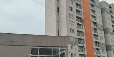 Apartamento en Granjas de Santa Sofía, ubicado en el piso 6, consta de tres habitaciones, dos  baños, cocina, sala comedor y área de lavado, está dotado de puerta principal de seguridad, puertas interiores en madera, techo en baños de pvc.  Cerca a iglesias, zona comercial, amplias vías de acceso y trasporte publico a pocos pasos.