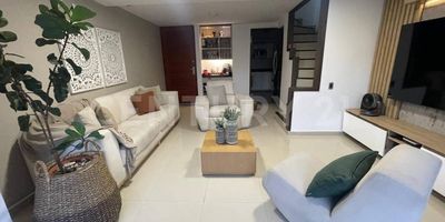 Casa en Condominio – Valle del Lili, Cali – Totalmente Remodelada, Esta hermosa propiedad de tres niveles combina espacios, diseño moderno y ubicación privilegiada en uno de los sectores mayor desarrollo del sur de Cali., Distribución: Primer nivel: Sala principal amplia, zona BBQ, baño social, cocina integral con excelente capacidad de almacenamiento y zona de oficios.,Segundo nivel: Acogedora sala de estar, 2 habitaciones con clóset y 1 baño completo, Tercer nivel: Habitación principal con vestier y baño privado.,Zonas comunes del condominio: Piscinas, Salón social, Juegos infantiles, Parqueadero propio escubierto, Ubicación estratégica: Cerca de zonas comerciales, colegios, universidades, centros comerciales, supermercados, restaurantes, Clínica Valle del Lili, zonas verdes, parques y vías principales. Excelente transporte urbano que garantiza comodidad y fácil acceso, Una casa lista para vivir y disfrutar con tu familia, Agenda tu cita y conócela hoy mismo