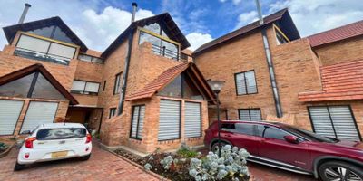 Codigo 19052. Casa en venta de 183 m² en conjunto campestre cerrado, ideal para quienes buscan comodidad, seguridad y un ambiente familiar rodeado de naturaleza, tranquilidad y abundante luz natural. Cuenta con tres habitaciones, cada una con clóset y baño privado, la principal con balcón; baño social para visitantes, estudio independiente perfecto para trabajar desde casa, sala amplia con chimenea y ventanales que brindan excelente iluminación, comedor independiente, cocina integral abierta moderna y funcional, zona de lavandería independiente, patio interior y dos parqueaderos privados. El conjunto ofrece vigilancia privada, amplias zonas verdes, parque infantil, cancha de fútbol, salón social y parqueaderos para visitantes. Ubicada en un entorno natural y tranquilo, con fácil acceso a vías principales, colegios y servicios, esta propiedad es la combinación perfecta entre vida campestre y cercanía a la ciudad.