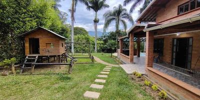Esta hermosa casa finca ubicada entre Machado y Copacabana es el lugar perfecto para quienes buscan tranquilidad y contacto con la naturaleza. Con una superficie de 250 metros cuadrados, la casa cuenta con 3 habitaciones, la principal con baño privado y amplio vestidor, baño social, salón comedor, cocina integral, zona de ropas, deck y gran zona verde. Además, cuenta con piscina y parqueadero cubierto. La casa se encuentra en un lugar tranquilo, rodeado de árboles y vegetación. A solo 15 minutos en vehículo de la estación Niquía y el centro comercial Puerta del Norte, donde podrás encontrar gran variedad de comercio y servicios.