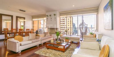 Te invitamos a conocer este Exclusivo apartamento ubicado en uno de los Conjuntos más apetecidos de Bogotá.
Este magnífico apartamento es exterior se arrienda completamente amoblado, tiene vista al occidente de Bogotá, esquinero, iluminado. Al ingresar, su amplia e iluminada área social, llama la atención, esta área cuenta con baño social, chimenea a gas y salida a una amplia terraza. Junto al área social, se encuentra la cocina, abierta, moderna, con barra americana e isla. La cocina cuenta con mucho espacio de almacenaje, también encontramos la zona de lavandería y el baño de servicio. 
El área privada del apartamento cuenta con un Family room con acceso a un balcón y  con tres habitaciones, cada una con baño en suite. La alcoba principal, es de gran tamaño, muy iluminada y espaciosa y en su baño tiene tina, esta alcoba cuenta con un generoso walk in closet. Este gran apartamento se complementa con dos parqueaderos independientes y deposito. 
Este Conjunto cuenta con un  gran club house con  piscina, gimnasio, dos canchas de Squash, cancha de tenis, teatro, parques, zonas verdes, gran salón social, parqueo de visitas y una excelente seguridad. Cuenta con buenas vías de acceso.