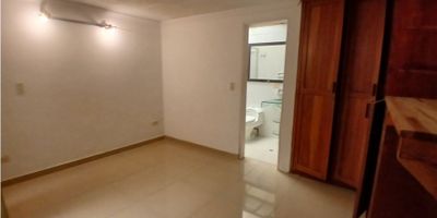 Apartaestudio de 44.5 m2 en Palermo, Manizales

Oportunidad para quienes buscan un apartaestudio de 2 ambientes en estrato 6. Ubicado en primer piso con ubicación interior y buena iluminación, ideal para vivir cómodo y con bajo mantenimiento.

Descripción de la propiedad

Dispone de una habitación con clósets y armarios empotrados, baño en la habitación principal y servicios de agua, electricidad y gas domiciliario. Piso en cerámica y mármol que facilita la limpieza. Acceso en primer nivel pensado para movilidad reducida.

Descripción del entorno y acceso

Edificio con portería y recepción. Acceso pavimentado, transporte público cercano y parques del sector en una zona residencial tranquila.

Contáctanos

Escríbenos por WhatsApp para agendar tu visita y conocer condiciones de compra. En Inmobiliaria Castro Rosero te acompañamos en cada paso de tu inversión.


 
