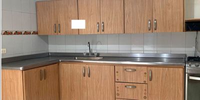 Amplio y cómodo apartamento con tres (3) alcobas con closet, incluyendo una (1) alcoba pequeña, sala y comedor independientes, cocina integral, dos (2) baños, pisos en cerámica y una agradable terraza para disfrutar al aire libre. ¡Un lugar perfecto para vivir con confort y aprovechar cada espacio!

Código inmo: 14914 Manizales, Caldas.
