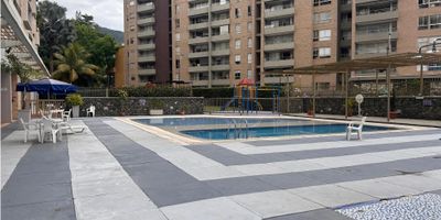 PRECIO DE OPORTUNIDAD. VENTA APARTAMENTO CR. EN LA FLORA, sexto piso, excelente ubicacion cerca al centro comercial Chipichape, Price Smart, 20 minutos del aereopuerto, distribuido en amplia sala comedor, estudio o star de tv, balcon terraza, baño social, cocina integral amplia, zona de oficios, gas, 3 alcobas amplias con closets grandes, la principal con baño,  2 parqueaderos en línea.  El apartamento mira hacia jardín interior. (Hacia el norte). No le da sol de la tarde. El condominio cuenta con piscinas, cancha multiple, porteria 24 horas. LIsto para escriturar. 
