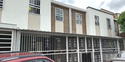 Casa en venta en Parque Natura, Recanto, Jamundí!

Descubre esta hermosa casa independiente ubicada en el exclusivo sector residencial de Parque Natura, Jamundí, esta propiedad ofrece una excelente oportunidad para aquellos que buscan un hogar acogedor y bien ubicado, un lugar rodeado de tranquilidad y zonas verdes, perfecta para quienes buscan comodidad, estilo y conexión con la naturaleza. Casa independiente de dos pisos bien distribuidos para mayor confort , con lindos acabados. Cuenta con 3 amplias alcobas con clóset, 3 baños con modernos acabados, habitación principal con vestier y baño privado,  cocina integral con gas natural, Sala y comedor , patio interior que brinda excelente iluminación natural, Garaje cubierto . Full acabados y lista para habitar.  Ubicada muy cerca al Centro Comercial Alfaguara Exito WOW y Chipaya Plaza La Grancolombia , zona de alta valorización  ¡No pierdas esta oportunidad de vivir en una casa que lo tiene todo! Agenda tu visita hoy mismo!