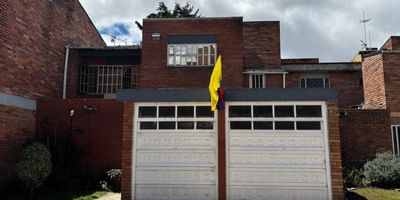 Espectacular casa remodelada de 274 M2, de 2 pisos. En el 1er piso, cuenta con 2 parqueaderos cubiertos, zona de ropas, amplia cocina integral, Baño social, CBS, patio de ropas iluminado y amplio, estudio, Bar, Sala y comedor y un patio interno con acceso a parque. En el segundo piso, 4 habitaciones con closet y ventanales, La principal con baño, Vestier y área para Jacuzzi. La casa cuenta con un amplio depósito, vigilancia 24/7, parqueo de visitantes y 2 pequeñas terrazas.  cerca de vías principales como la Calle 127, Avenida Suba y Avenida Córdoba.