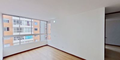 Apartamento en venta – Zona Ciudad Tintal, Bogotá


 
 Área construida: 40 m²
 
 
 Ubicación: 9º piso, vista interior, acceso por ascensor y escaleras
 
 
 Parqueadero: Comunal
 


Distribución del inmueble:


 
 2 habitaciones
 
 
 1 baño
 
 
 Sala comedor
 
 
 Cocina integral
 
 
 Zona de lavandería
 
 
 Piso laminado en habitaciones y zona social
 
 
 Piso cerámico en baño y cocina
 


Zonas comunes del conjunto:


 
 Salón social
 
 
 Vigilancia privada 24/7
 


Ubicación estratégica:


 
 Cerca del Centro Comercial Ciudad Tintal
 
 
 Próximo a Ara y D1
 
 
 Cerca al colegio Agustiniano Tagaste
 
 
 Cerca a la Universidad Uniagustiniana
 
 
 Fácil acceso a paraderos del SITP
 
 
 Vías de acceso por Carrera 92 y Calle 8A
 


Condiciones:


 
 Vivienda usada – No aplica subsidio
 
 
 Se reciben todos los créditos hipotecarios
 
 
 Asesoría gratuita para gestionar crédito hipotecario
 


H-C
