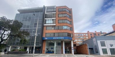 Espectacular Oportunidad de inversión en el norte de Bogotá.
Edificio de 8 pisos en la Calle 116 con 15B, en zona estratégica de renovación urbana. Ideal para constructores o inversionistas que deseen reconvertir el inmueble en suites, aptos, consultorios, coworking o sede empresarial. Rodeado de hoteles, clínicas, restaurantes, bancos, centros comerciales y oficinas, con excelente conectividad por vías principales. Potencial de valorización en uno de los sectores más activos de la ciudad.