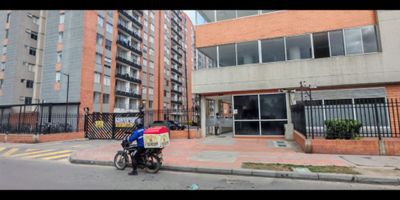 Apartamento en venta – Zona Salitre, Bogotá


 
 Área construida: 61 m²
 
 
 Vista: Interior
 
 
 Piso: 8° (con ascensor y escaleras)
 
 
 Parqueadero: Propio cubierto
 


Distribución del inmueble:


 
 3 habitaciones
 
 
 2 baños
 
 
 Sala comedor
 
 
 Cocina integral
 
 
 Zona de lavandería
 
 
 Piso laminado en habitaciones y zona social
 
 
 Piso cerámico en baños y cocina
 


Zonas comunes del conjunto:


 
 Salón social
 
 
 Zonas verdes
 
 
 Parque infantil
 
 
 Gimnasio
 
 
 Piscina
 
 
 Vigilancia privada 24/7
 


Ubicación estratégica:


 
 Cerca de Centro Comercial Salitre
 
 
 Cerca de colegio Agustiniano Tagaste
 
 
 Fácil acceso a paraderos del SITP
 
 
 Vías de acceso por Calle 9 y Carrera 92
 


Condiciones:


 
 Vivienda usada – No aplica subsidio
 
 
 Se reciben todos los créditos hipotecarios
 
 
 Asesoría gratuita para gestionar crédito hipotecario
 


H
