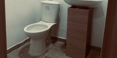 ¡EXCELENTE OPORTUNIDAD EN EL CORAZÓN DEL CENTRO DE ENVIGADO!
Se arrienda local comercial de 62m2 en la zona más céntrica y dinámica de Envigado. Ubicado en pleno centro, a solo pasos de bancos, oficinas gubernamentales, restaurantes y otros comercios. 
Este espacio luminoso y amplio es ideal para todo tipo de negocios: tienda, cafetería, oficina profesional, etc. Cuenta con acabados en muy buen estado, pisos de baldosa, cielo raso, un amplio baño y salida independiente a la calle. 
La ubicación es inmejorable para tener alta visibilidad y captar el flujo constante de clientes en la zona. El barrio es seguro y cuenta con parqueaderos públicos cercanos. 
Al ser zona comercial y de servicios, este local siempre tendrá demanda. ¡Aproveche para instalar su negocio en el corazón económico de Envigado!
Interesados comunicarse con [tus datos]. Visitas solo con cita previa.
Espero que esta propuesta te dé una idea de cómo destacar las principales ventajas del inmueble como su ubicación céntrica