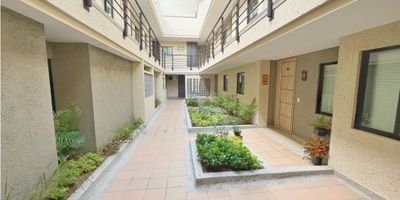 El Edén es un conjunto residencial ubicado en el barrio Edén en la ciudad de Barranquilla, zona residencial Estrato 1, muy bien ubicado, cerca al barrio los olivos, el barrio la paz, super mercados, colegios e iglesias. Todos los apartamentos se entregan con excelentes acabados como:

✅Pisos en porcelanato de 60 x 60
✅Punto de aire mini split 
✅Cocina integral con estufa, lavaplatos y pantry
✅Baños enchapados
✅Algunos aptos tienen balcón, patio y parqueadero. 
✅Circuito cerrado de televisión (cámaras)
✅Parqueadero de motos 
✅Zona de labores

*incluye servicio de internet y Administración.* Para mayor info: (318) 568-5011 y (318)811-0181

*HORARIO PARA VISITAS:*
*Lunes a Viernes* - 8am a 5:30pm
*Sabados* - 9am - 1pm

*UBICACION*
*CONJUNTO RESIDENCIAL EL EDEN:* Calle 100 # 30 - 12
https://maps.app.goo.gl/aF1fkom7jc9WdWPY6

*REQUISITOS ARRIENDO*
El Arrendatario debe demostrar ingresos por el doble del valor del arriendo y 1 codeudor que demuestre ingresos por valor igual o superior al arriendo. 
Si no tiene codeudor, se puede dejar un deposito por 3 veces el valor del arriendo.

Tanto el arrendatario, como el codeudor deben presentar los siguientes documentos:
*ERES EMPLEADO?*
-Formulario diligenciado con firma y huella (adjunto)
Cédula
-Volantes de nómina de los 3 últimos meses
-Certificación laboral
-Certificado de ingresos y retenciones de los dos últimos años
-Declaración de renta de los dos últimos años  (en caso de declarar renta)
-Extractos bancarios del último trimestre
*ERES INDEPENDIENTE?*
-Formulario diligenciado con firma y huella  (adjunto)
Cédula
-Declaración de renta de los dos últimos años  (en caso de declarar renta)
-Extractos bancarios del último trimestre
*ERES EMPRESA?*
-Formulario diligenciado con firma y huella del representante legal  (adjunto)
-Estados financieros de los dos últimos años
Cámara de comercio
-Extractos bancarios del último trimestre 
