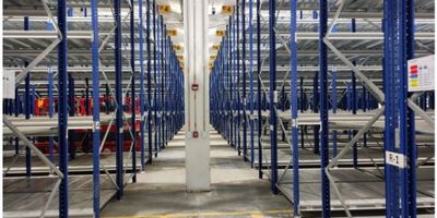 Bodega en zona industrial de Fontibón con área total construida de 11100 M2,  a doble altura con pisos de alta resistencia 5 Ton x m2, área de oficinas de 884 M2, áreas de patio de maniobras y muelles 4000 M2, más 12000 M2 aprox de patio privado. suministro eléctrico 300 kvas. 
