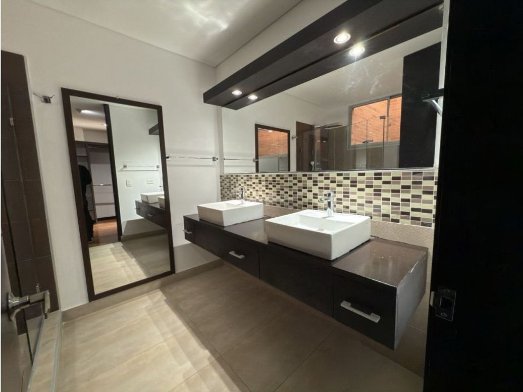 Apartamento de 3 alcobas en venta en Chico, Bogotá, 140 m² · foto 6 de 19