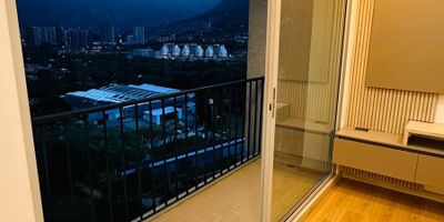 Apartamento de 60m2, 2 amplias y luminosas alcobas, sala comedor integrada y cocina
Balcón, zona de ropas, parqueadero cubierto sencillo, cuarto útil, y ascensor. Estarás a solo minutos de colegios, universidades, centros comerciales y otras amenidades.
