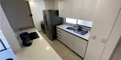 Este hermoso apartamento de alquiler se encuentra en la fascinante ciudad de Medellín, Antioquia, conocida por su ambiente vibrante y su gente amistosa. Ubicado en una zona de alta demanda, este inmueble ofrece una ubicación privilegiada con fácil acceso a transporte público, parques, zonas deportivas y una gran variedad de servicios.

El área total de este apartamento es de 105.0 m2, con una construcción y área privada también de 105.0 m2. Esto significa que el espacio interior es amplio y cómodo, perfecto para una familia o un grupo de amigos que buscan establecerse en una de las ciudades más emocionantes de Colombia.

Cuenta con 3 alcobas, lo que significa que hay suficiente espacio para todos los miembros de tu familia o para invitados que deseen visitarte. Además, cada uno de los 3 baños está estratégicamente ubicado para brindar más privacidad a los residentes. El baño principal tiene su propio baño en suite, mientras que los otros dos comparten un baño auxiliar.

¿Tienes una mascota? ¡No hay problema! Este apartamento es amigable con las mascotas, lo que significa que tu amigo peludo también será bienvenido en esta vivienda. Además, el amplio balcón y las ventanas dobles le darán a tu mascota la oportunidad de tomar el aire fresco sin tener que salir del apartamento.

La comodidad también es una de las principales características de este lugar. Cuenta con un acogedor bar estilo americano, perfecto para tomar un aperitivo o disfrutar de una cena informal con tus seres queridos. También tiene una cocina integral equipada con electrodomésticos de alta calidad y suficiente espacio para almacenar tus utensilios.

Otras comodidades incluyen una zona social, un gimnasio totalmente equipado, una hermosa piscina y un salón comunal para reuniones y eventos. Además, estarás seguro en todo momento gracias a la vigilancia 24/7 y la urbanización cerrada.

¿Necesitas un lugar para estacionar tu vehículo? No te preocupes, ya que este aparta