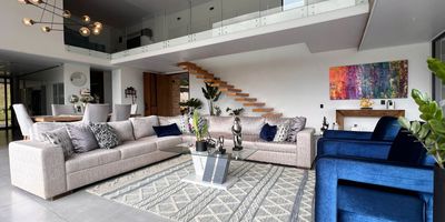 Casa AMOBLADA en arriendo en unidad cerrada cerca a vía principal, estación de servicio, restaurantes, aeropuerto y servicios complementarios. Piso en cerámica y madera, dos niveles, sala y comedor independiente, estudio, biblioteca, estar de tv, 4 alcobas con baño en la principal, jacuzzi, cocina integral abierta, alcoba y baño de servicio, balcón, terraza, jardín y parqueaderos independientes cubiertos. Cuenta con cancha de futbol, sala de cina, zona bbq, fogata, huerta casera, vista al lago. Conjunto cerrado, parque infantil, placa polideportiva, zonas verdes, vigilancia, portería 24 hrs, citofonía, y circuito cerrado de tv Inmuebles sujetos a verificación de disponibilidad.