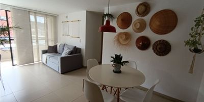 Cómodo y moderno apartaestudio amoblado en alquiler ubicado en La Ceja, Antioquia. Esta ciudad es conocida por su encantador ambiente tranquilo y seguro, mientras que al mismo tiempo ofrece una amplia variedad de comodidades y actividades para los residentes. Alquilando este apartaestudio disfrutarás de todo lo que La Ceja tiene para ofrecer y más, ¡no querrás irte! 

Con un área construida de 48 M2, este apartaestudio es perfecto para una o dos personas que buscan vivir cómodamente en un espacio moderno y funcional. Cuenta con una alcoba amplia y bien iluminada, un baño completo y una cocina integral equipada con todo lo necesario para preparar tus comidas favoritas. Además, ofrece varias características internas que hacen de este lugar una opción deseable para vivir, como un balcón con hermosas vistas, un baño auxiliar, una elegante barra estilo americano y vestier para almacenar tus pertenencias. También cuenta con calentador y suelo de cerámica, que son detalles que aumentan la comodidad y el estilo del apartaestudio.

Este apartaestudio también viene amoblado y cuenta con un piso laminado, lo que significa que no tendrás que preocuparte por comprar muebles o instalar un piso nuevo. ¡Solo trae tus pertenencias y acomódate! Además, está ubicado en una urbanización cerrada, lo que proporciona mayor seguridad y privacidad para ti y tus seres queridos.

Aunque este apartamento es perfecto para una persona o pareja, también es ideal para recibir visitas. Con acceso pavimentado y portero/recepción, tus invitados encontrarán fácilmente el edificio y podrán estacionar sus vehículos en el parqueadero de visitantes. Además, la ubicación del apartaestudio es conveniente, ya que se encuentra cerca de zonas urbanas y comerciales, lo que significa que estarás rodeado de tiendas, restaurantes y entretenimiento. Asimismo, su proximidad a colegios y universidades lo hace perfecto para estudiantes o profesores que buscan un lugar cómodo y céntr