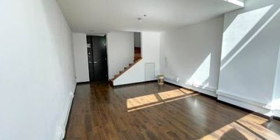 Oficina duplex, ubicada en Edificio de fácil acceso y salida desde Las Palmas, edificio con portería, vigilancia 24 horas, ascensor, restuarantes, entre otros. Tiene 1 baño por piso, uno de ellos con ascensor