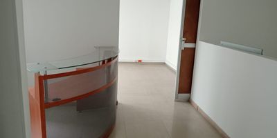 Oficina en arriendo  Exclusivo sector al norte de la ciudad
Ubicada en una prestigiosa zona residencial y altamente comercial, rodeada de importantes centros comerciales como Unilago, Centro de Alta Tecnologia, Centro Comercial Andino y Atlantis Plaza.
En sus alrededores encontrara colegios, universidades y una amplia oferta de servicios.
Cuenta con excelentes vias de acceso como Autopista Norte, Av. Carrera 30 y Carrera 11, asi como transporte publico eficiente que facilita la movilidad.
Ideal para empresas que buscan una ubicacion estrategica y de alto perfil.
contactanos para agendar tu cita.