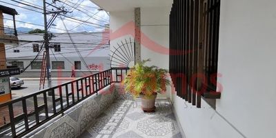 Ubicado en el privilegiado barrio Las Mercedes, esta unidad de 338 m2 está lista para brindarte comodidad y estilo de vida, en 3 niveles, primer nivel casa local con garaje, segundo nivel vivienda, tercer nivel terraza.Ubicado en una zona residencial y comercial, este edificio te permite disfrutar de varias opciones. 
¡No dejes pasar esta oportunidad! Visita este exclusivo inmueble hoy mismo y encuentra tu nuevo hogar."