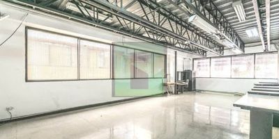 Increíble bodega ubicada en el prestigioso Centro Comercial de la Moda, con una generosa capacidad de 180 metros cuadrados, esta bodega cuenta con divisiones en vidrio templado, ideales para oficinas o salas de trabajo, ofreciendo un ambiente moderno, profesional y perfectamente distribuido.
La bodega goza de iluminación natural y artificial óptima, creando un espacio agradable para trabajar o almacenar productos.
Dispone de dos baños independientes, pensados para la comodidad del personal y clientes.