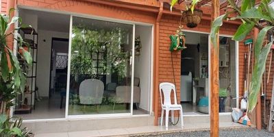 ¡Descubre tu nuevo hogar en el sur central de la ciudad!
totalmente remodelada con acabados de alta gsma , se encuentra en un condominio con ubicación privilegiada ofrece amenidades de primer nivel. Disfruta de amplias zonas verdes, piscina, zona infantil y mucho más.

La casa de dos pisos cuenta en su primera planta con una gran sala de recibo, un comedor independiente, una cocina abierta tipo americano, una excelente zona de oficios, un family room con terraza y zona verde, y un parqueadero privado. Además, dispone de una bahía de parqueadero privada para visitantes.

En el segundo piso, encontrarás tres alcobas, dos de ellas con su propio estudio, y la habitación principal que cuenta con vestier y una gran terraza   ¡Todo esto en un sector residencial que te brinda la tranquilidad y el confort que mereces!

¡No pierdas la oportunidad de vivir en la casa de tus sueños!