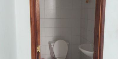 +Admon $210.000 ¡Aprovecha ya! Local en arriendo ubicado en el barrio Alto Prado de la ciudad de Barranquilla, cuenta con un área de 50 metros cuadrados y posee 1 baño auxiliar. Se escucha ofertas. ¡Pregúntanos por este inmueble y te acompañamos a visitarlo!