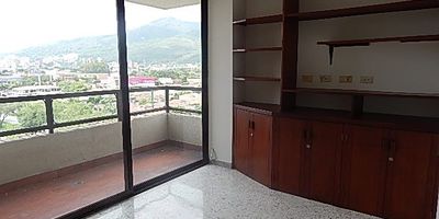 Apartamento en Porvenir de la Flora  Noveno piso
120 metros cuadrados
Sala comedor, cocina integral, zona de oficios con cuarto y baño
3 habitaciones y 2 baños, principal con baño
2 parqueaderos
Valor 2.500.000 pesos con administracion incluida